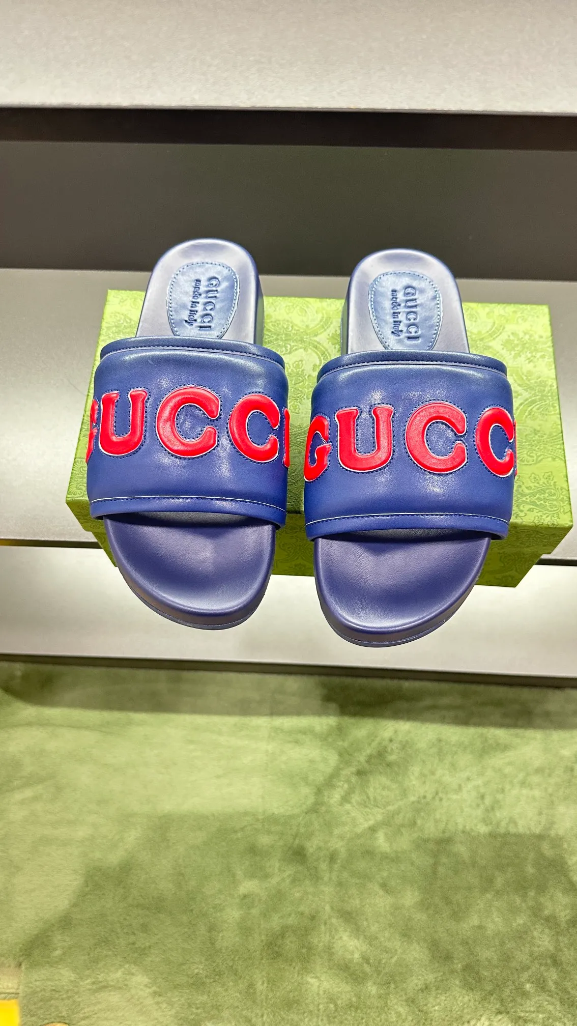 [G Family Couple Style] P: 320💰Female size 36~40 Men's size 39~45, (46. Custom-made GG slippers for men and women. This slipper is made of GG polyester fiber and is decorated with a Gucci label on the front, which adds a striking logo feel to the style. Beige GG recycled polyester fiber, same size for men and women, leather trim
